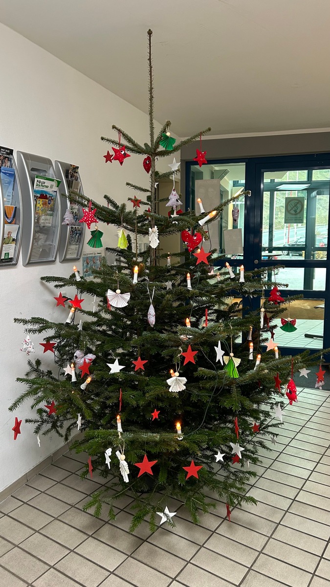 POL-PDMY: Weihnachtsbaumschmück-Tradition bei der Polizei Cochem