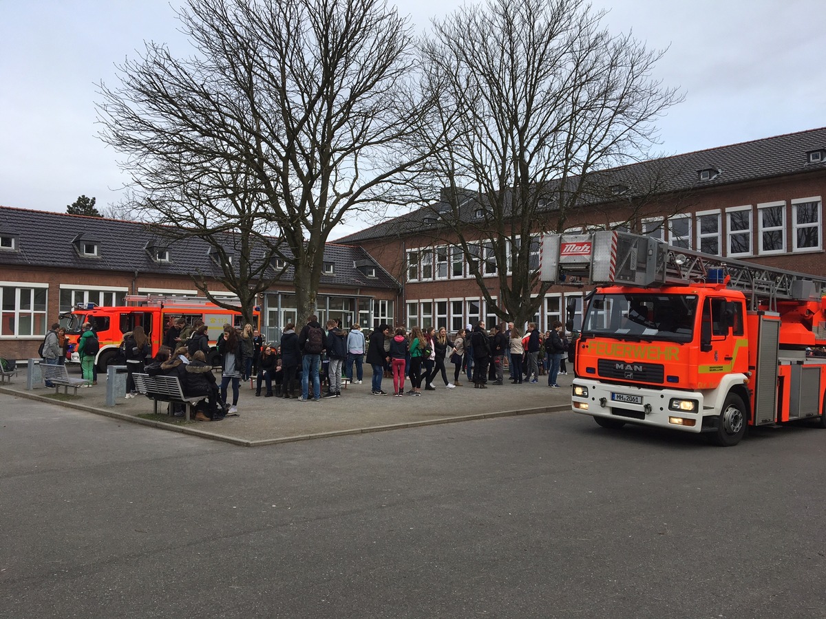 FW-MH: Schulgebäudebrand und Heimrauchmelder lösen zwei Brandeinsätze aus!