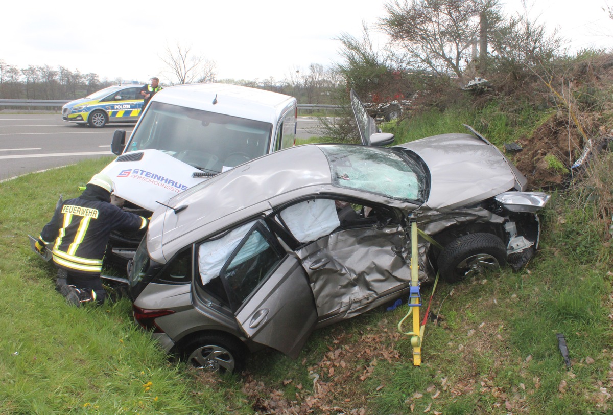 POL-DN: Schwerer Verkehrsunfall auf der B399