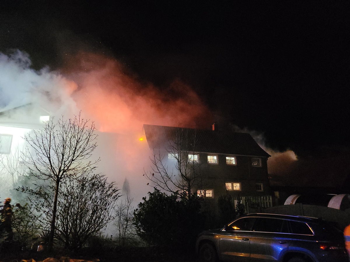 POL-STD: Feuer zerstört leerstehendes Gaststättengebäude in Freiburg/Elbe