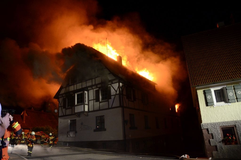 FW-CW: Ehemaliges Hotel im Stadtkern von Neubulach im Vollbrand