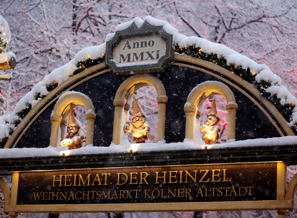 Deutschlands spektakulärste Eislauf-Erlebniswelt / &quot;Heinzels Wintermärchen&quot; in der Kölner Altstadt lädt erstmals zum Eisvergnügen (FOTO)