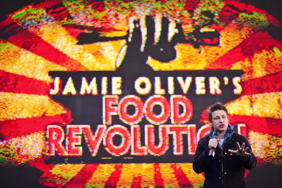 Schluss mit Fertigfraß! Starkoch Jamie Oliver ruft den dritten &quot;Food Revolution Day&quot; am 16. Mai 2014 aus / Premiere von &quot;Jamie Oliver&#039;s Food Revolution&quot; auf sixx (FOTO)