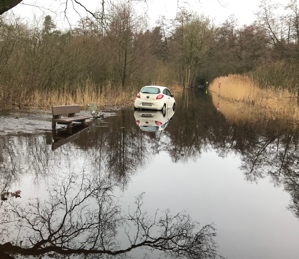 POL-ROW: ++ Zeuge rettet orientierungslosen Senioren aus Wümme-Hochwasser ++ Wohnwagen gerät in Brand ++ 20-jähriger Radfahrer bei Sturz verletzt ++