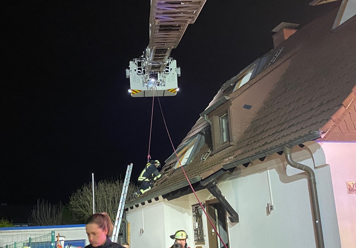 FW-DO: Die Feuerwehr konnte nach Vollbrand des Schlafzimmers zwei Katzen nur noch tot bergen.