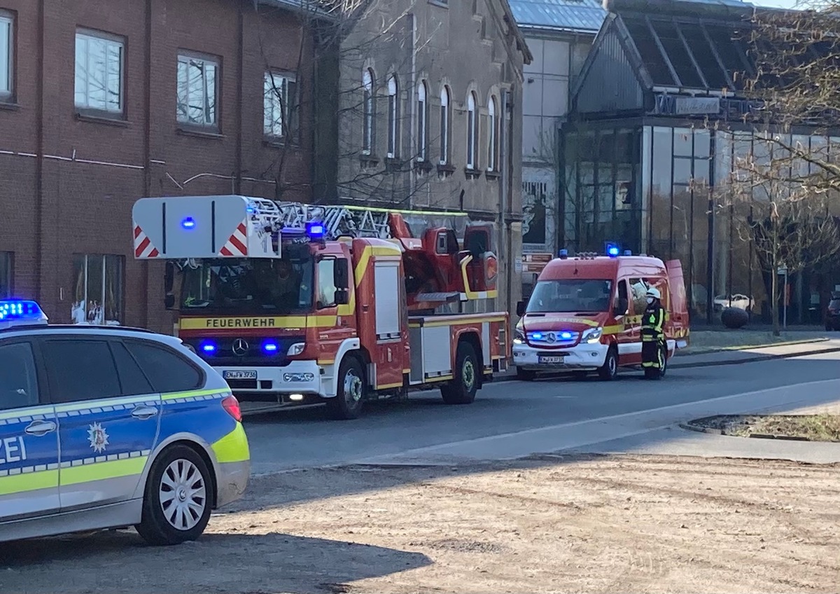 FW-EN: Gemeldete Rauchentwicklung aus Gebäude und brennende Reifen - Feuerwehr Hattingen am Sonntag mehrmals im Einsatz.