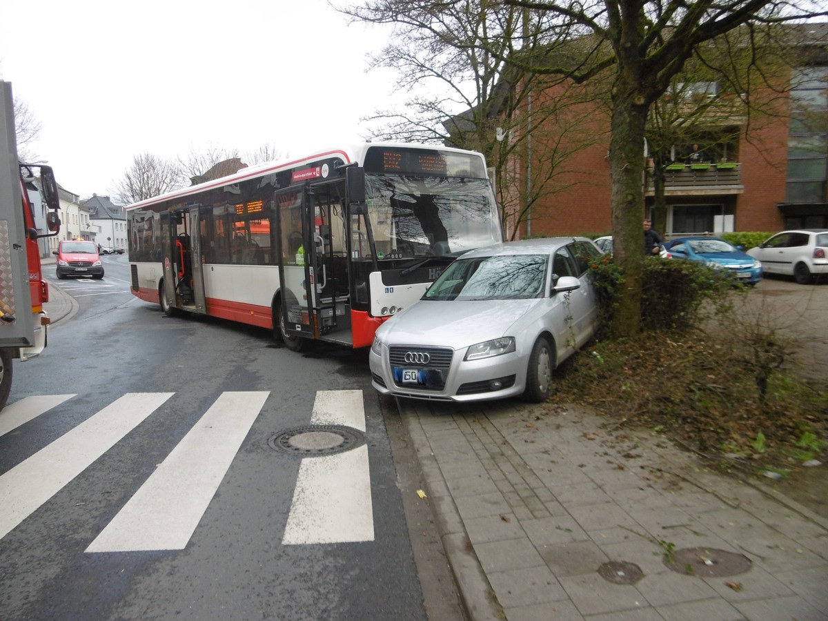 POL-AC: Zusammenstoß zwischen Linienbus und Pkw; ein Schwerverletzter und sechs Leichtverletzte