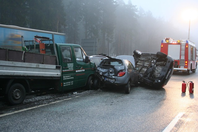 POL-WL: Lkw fährt auf Stauende auf/ Ein Toter und sechs Leichtverletzte++Reisenden Ladendieb festgenommen++Mit 2,51 Promille in Schneewehe festgefahren++und weitere Meldungen