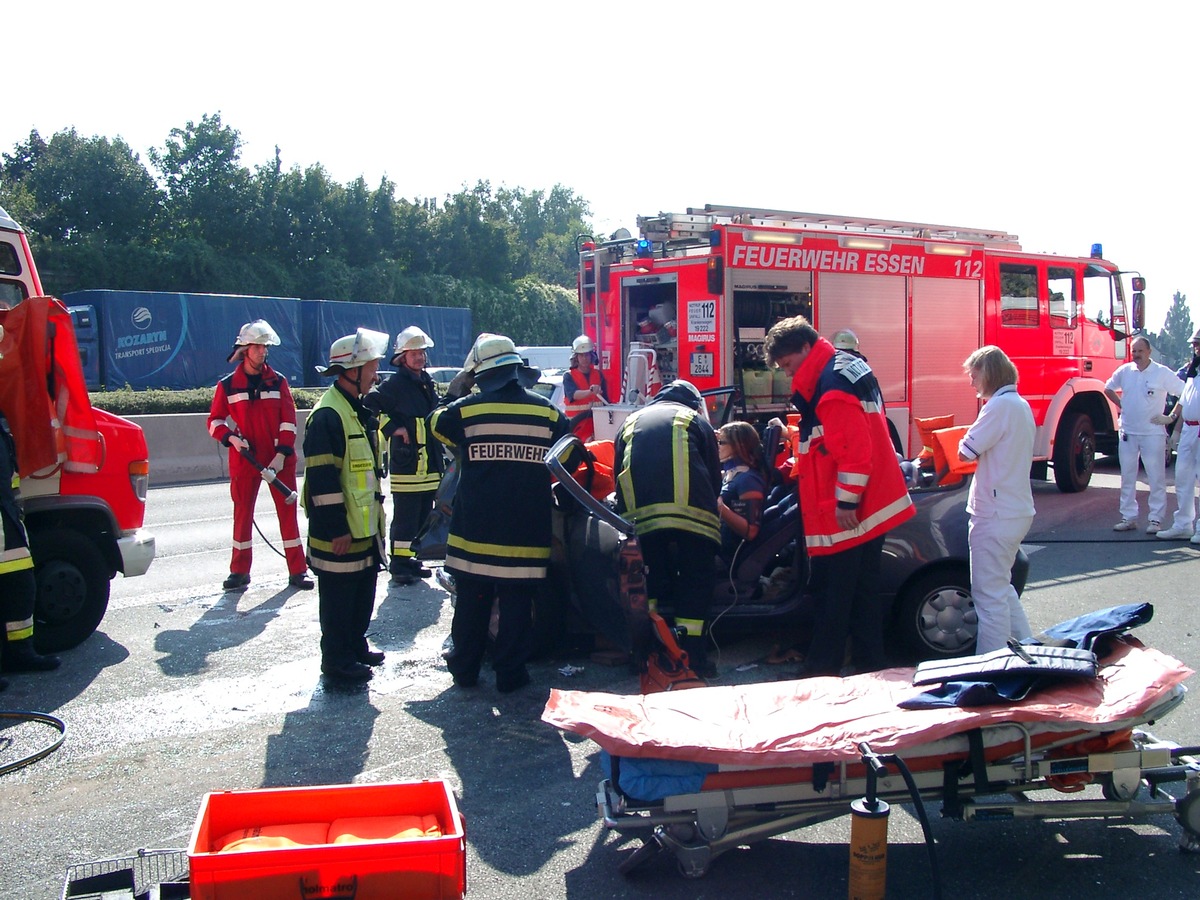 FW-E: Feuerwehr rettete auf Autobahn eingeklemmte Person aus PKW nach schwerem Verkehrsunfall Essen-Frillendorf, 23.09.05, 14:00 Uhr