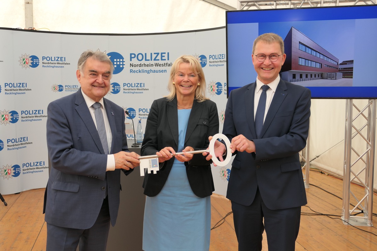 POL-RE: Kreis Recklinghausen/Bottrop: Neubau am Polizeipräsidium Recklinghausen eingeweiht - Neueste Technik, moderne Ausstattung, mehr Platz, höhere Sicherheitsstandards