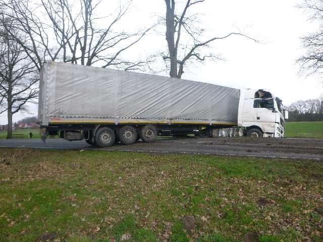 POL-LG: ++ Zusammenstoß zwischen Sattelzug und Traktor ++ Verkehrsunfall mit Flucht - Zeugen gesucht ++