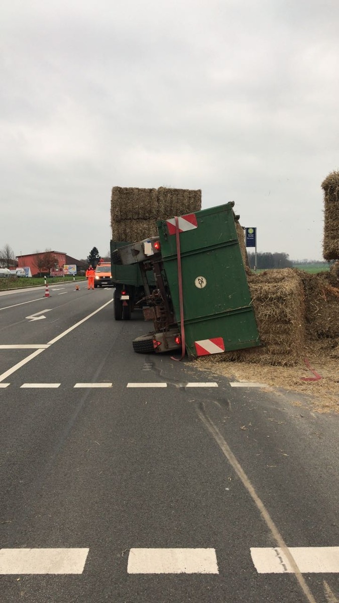 POL-NI: Stadthagen-Anhänger mit Stroh umgekippt