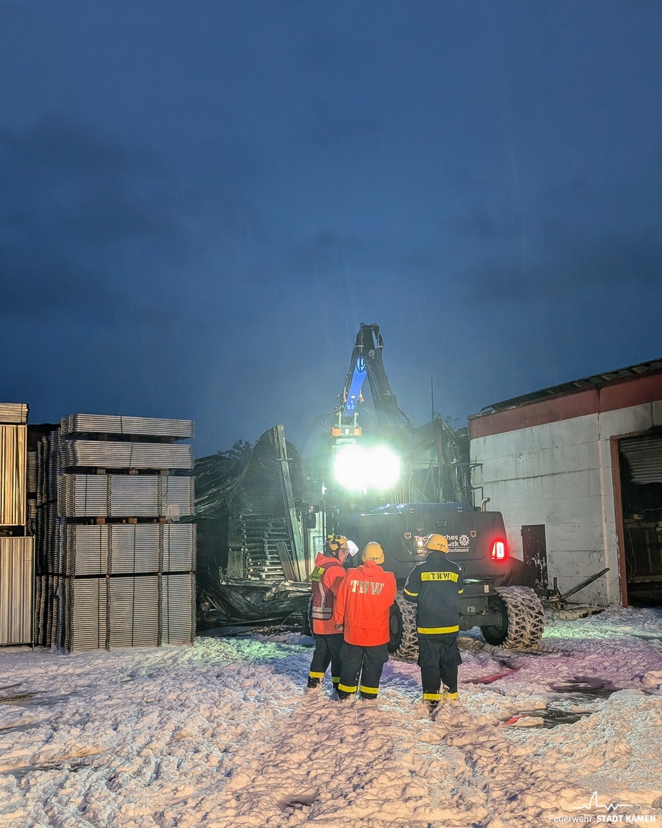 FW Kamen: Lagerhallenbrand in Kamen