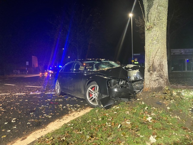 POL-STD: Verkehrsunfall mit sechs zum Teil schwer verletzten Autoinsassen in Stade - Rettungskräfte angegriffen