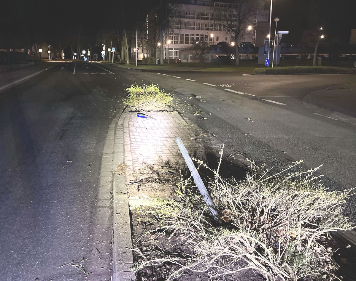 POL-MI: Seat-Fahrer überfährt Verkehrsinsel und flüchtet