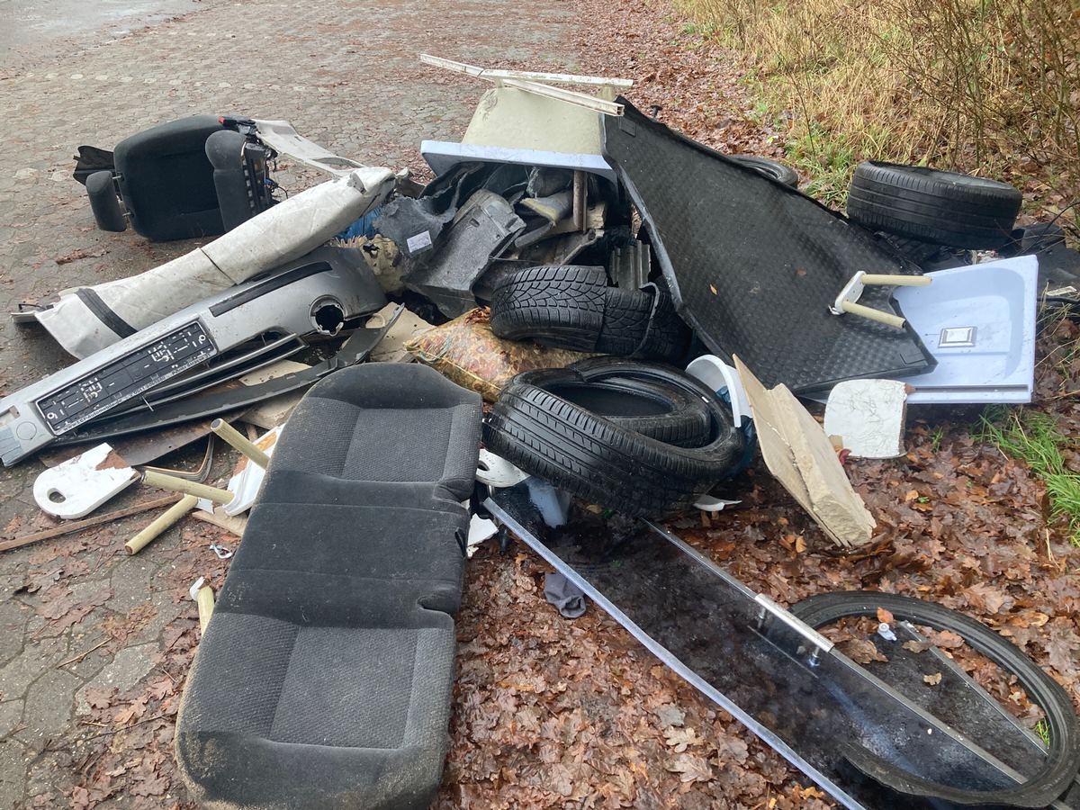 POL-CUX: Illegale Entsorgung von KFz-Teilen und weiterem Mobiliar zwischen Beverstedt und Wellen (Foto im Anhang)