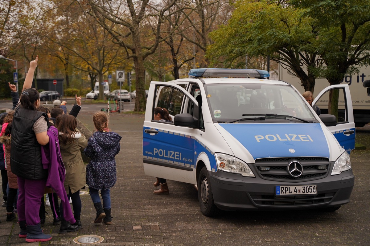 POL-PPMZ: Mainzer Polizistinnen lesen für Grundschulkinder