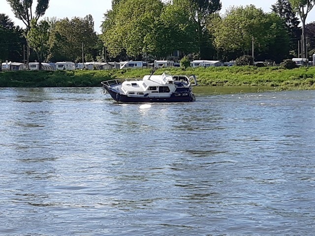 POL-DU: Köln: Sportboot fährt auf Kribbe und endet in Schieflage - Besatzung gerettet