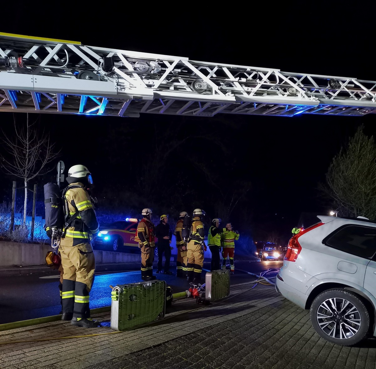 FW-EN: Zimmerbrand im Bergweg - Heimrauchmelder alarmiert 82- jährige Bewohnerin im Schlaf - Bewohnerin unverletzt - Wohnung unbewohnbar