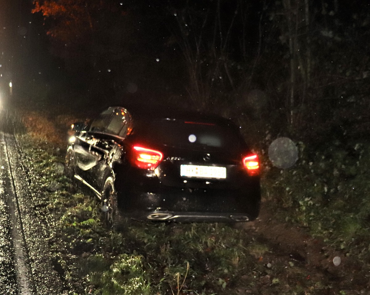 POL-HX: Pkw verhindert einen Zusammenstoß mit anderem Fahrzeug und landet im Graben