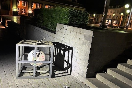 POL-PDTR: In Trierer Innenstadt: Zwei gleichzeitige Brände und beschädigte Lampen mit hohem Schaden