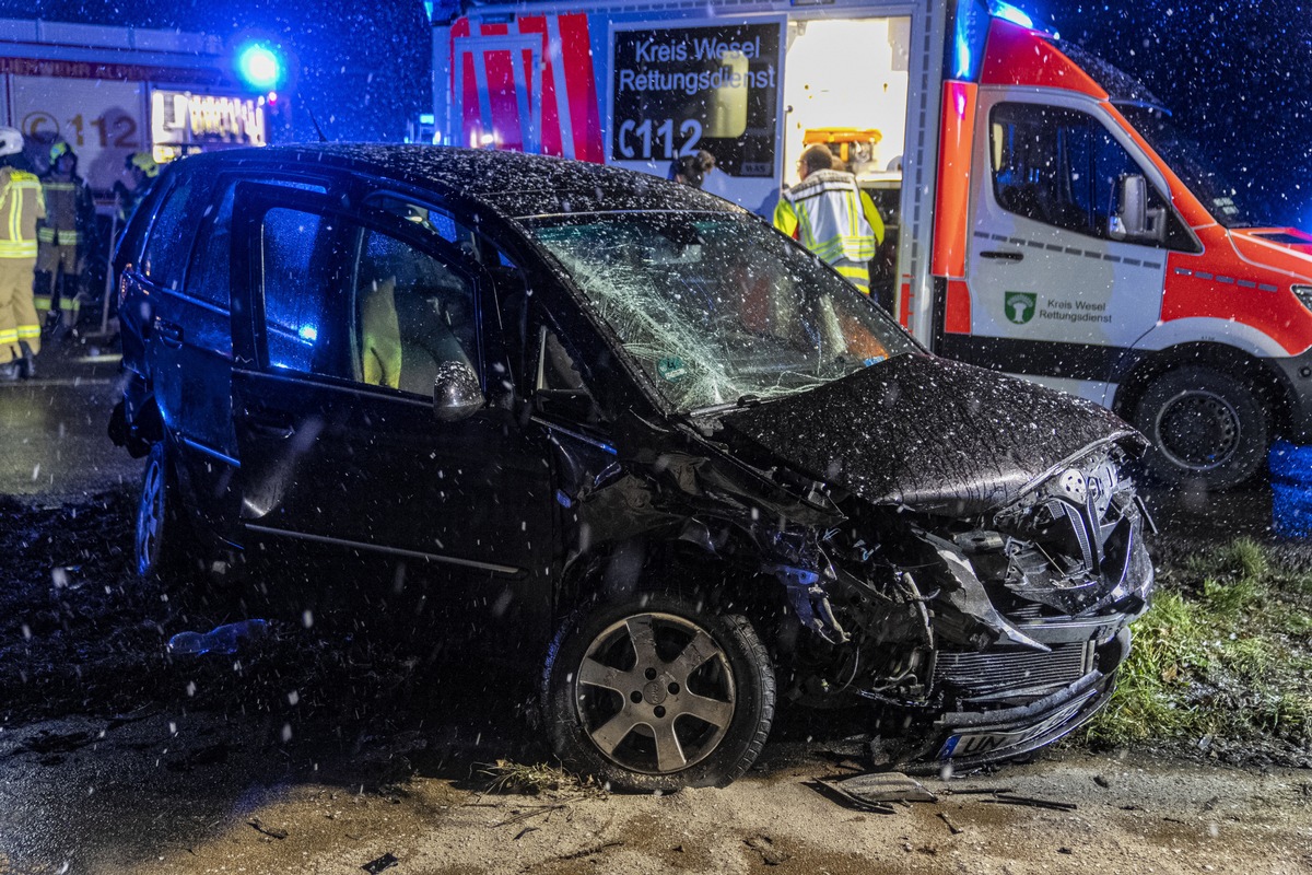 FW Alpen: Fünf Verletzte nach Verkehrsunfall