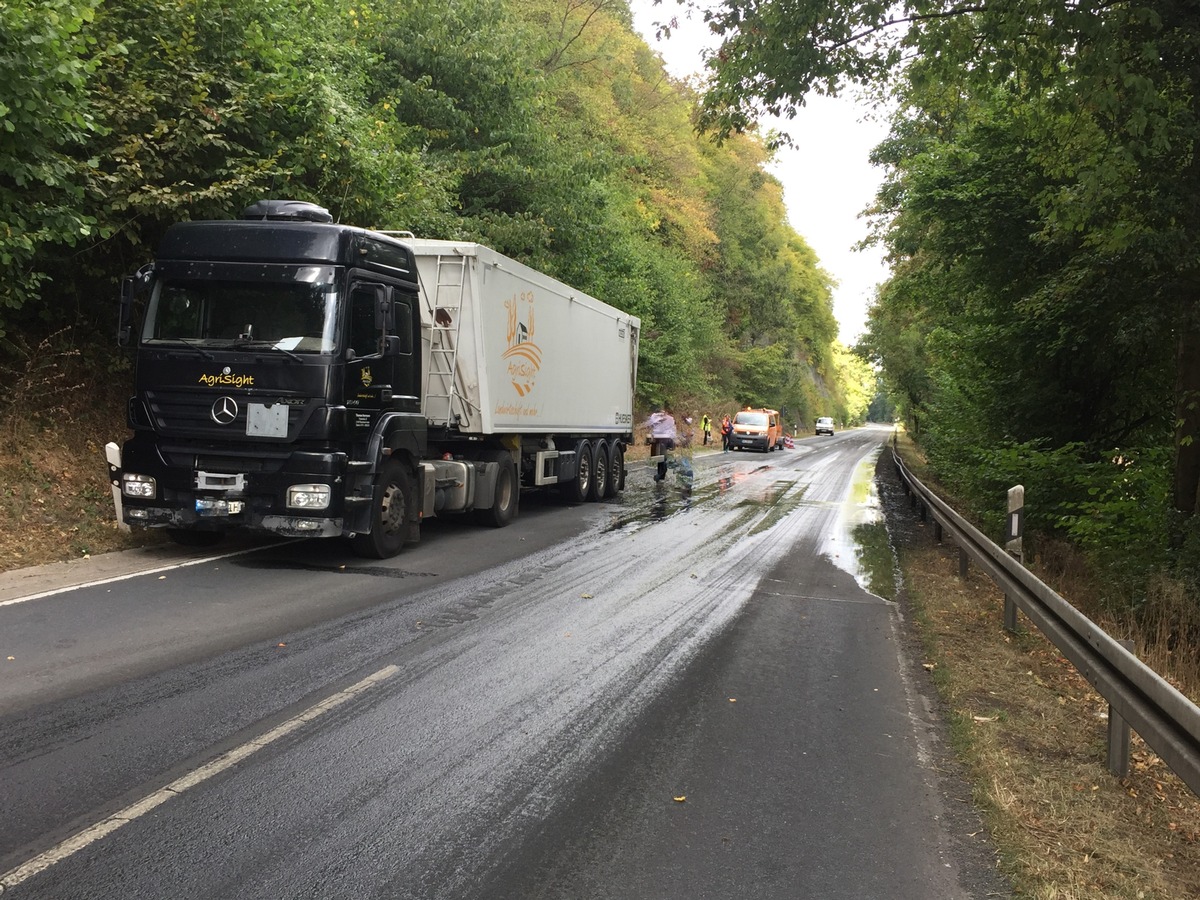 POL-HM: Technischer Defekt an Gülletransporter / Landesstraße 433 im Feierabendverkehr gesperrt