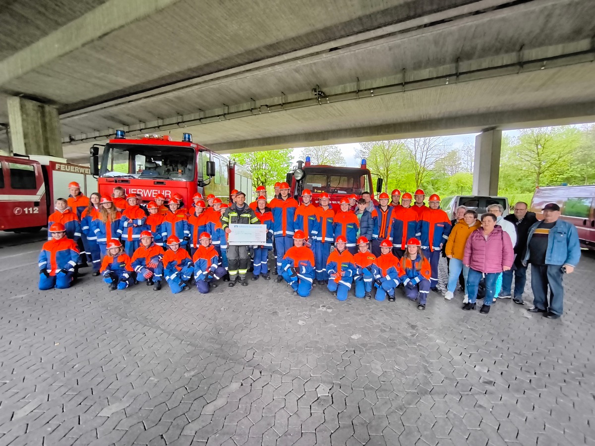 FW-AR: GROSSZÜGIGE SPENDE FÜR DIE JUGENDFEUERWEHR ARNSBERG