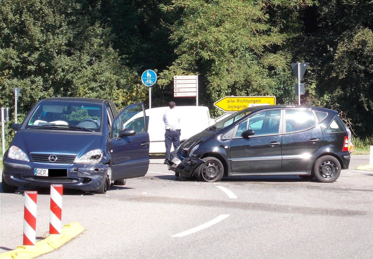 POL-PDLD: Verkehrsunfall mit vier Verletzten