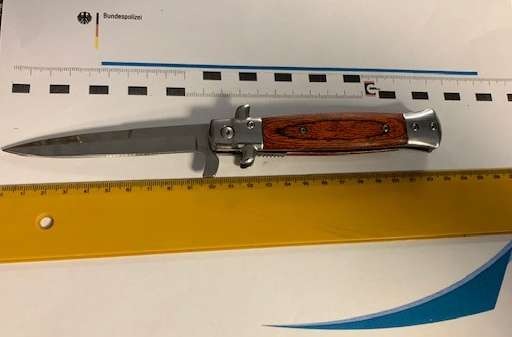 BPOL NRW: Bundespolizei hält 16-Jährigen mit Springmesser an - Geringe Menge Drogen sichergestellt