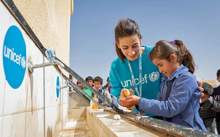 Spenden statt Schenken: Allgeier Experts unterstützt UNICEF, Kinder und Familien vor Covid-19 zu schützen