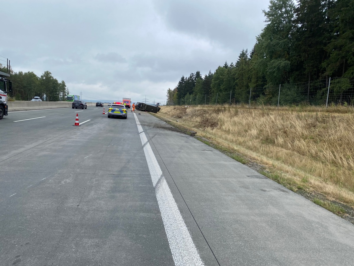 API-TH: Kleintransporter überschlägt sich nach Reifenplatzer mehrfach auf der A 9