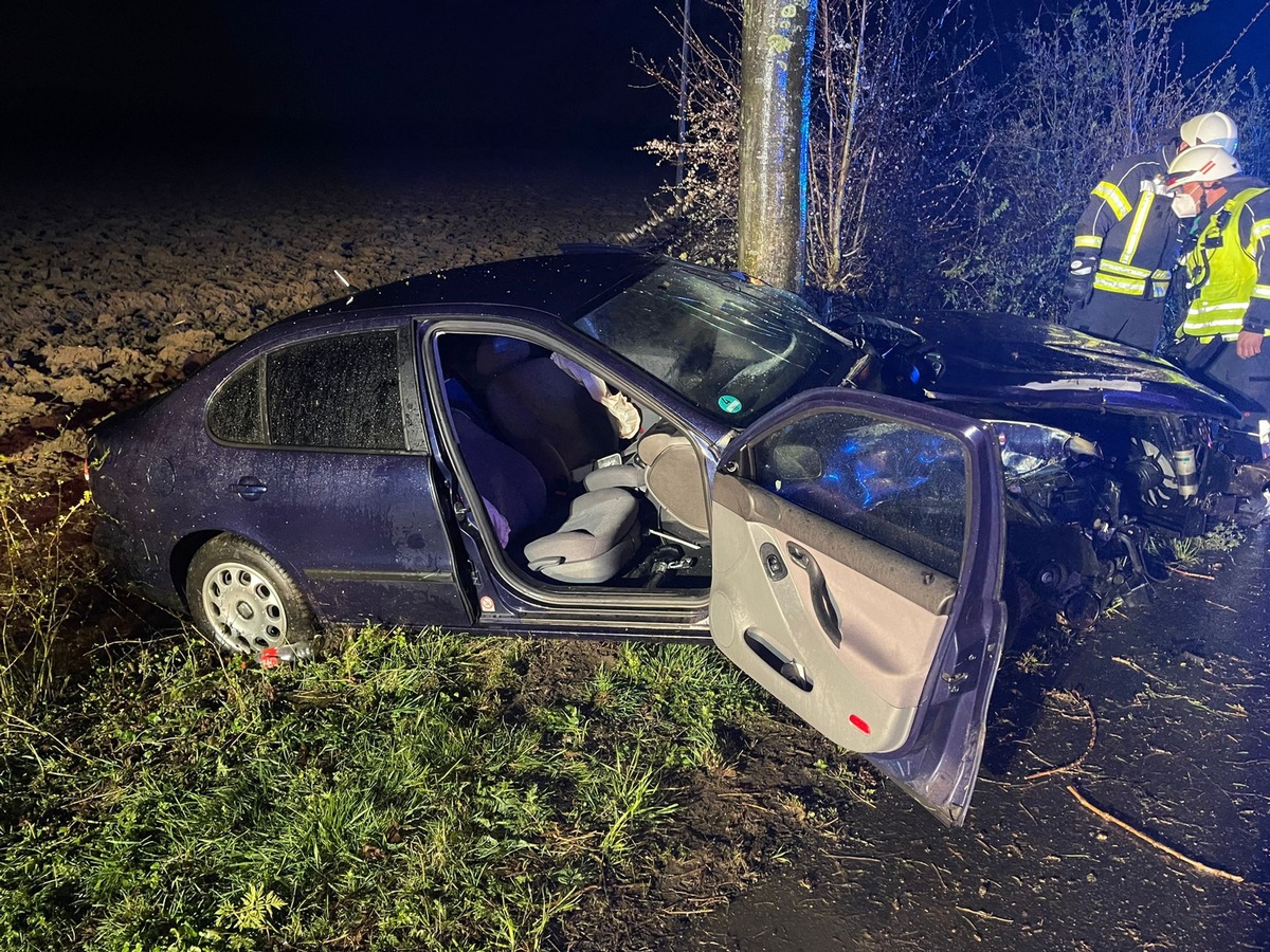 FW-KLE: Gegen Baum geprallt: Fahrer muss aus Fahrzeug befreit werden.