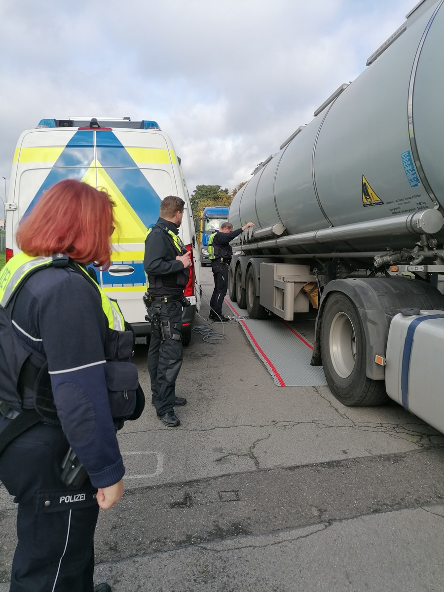 POL-NE: Kontrollmaßnahme - Bündelung von Fachkompetenz bei der Überwachung gewerblicher Transporte im Straßenverkehr