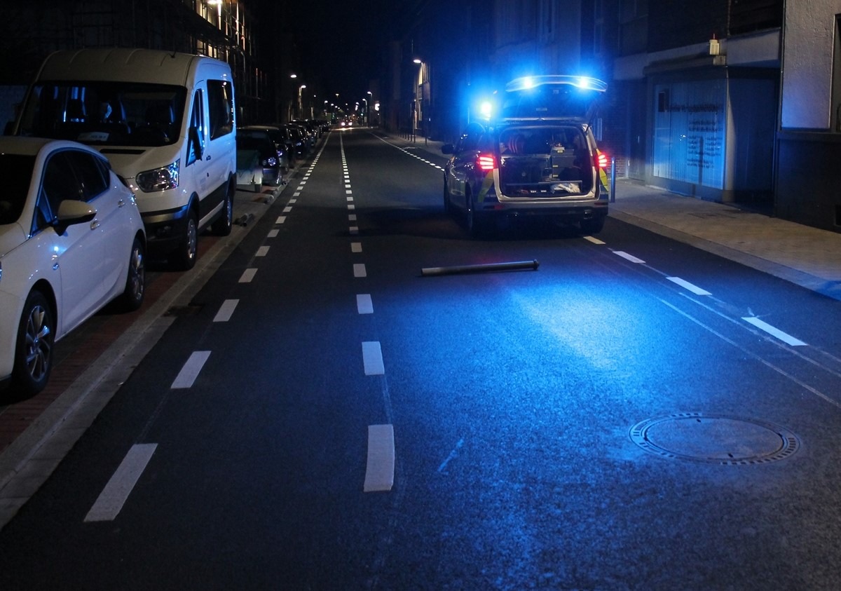 POL-NE: Gefährliche Aktion zweier betrunkener Pärchen - Poller auf Fahrbahn und Radweg gelegt