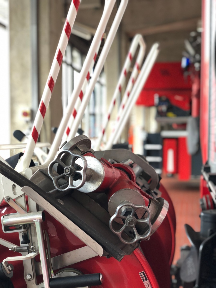 FW-NE: Drei Feuer auf der Furth halten Feuerwehr in Atem | acht Personen über Leitern gerettet