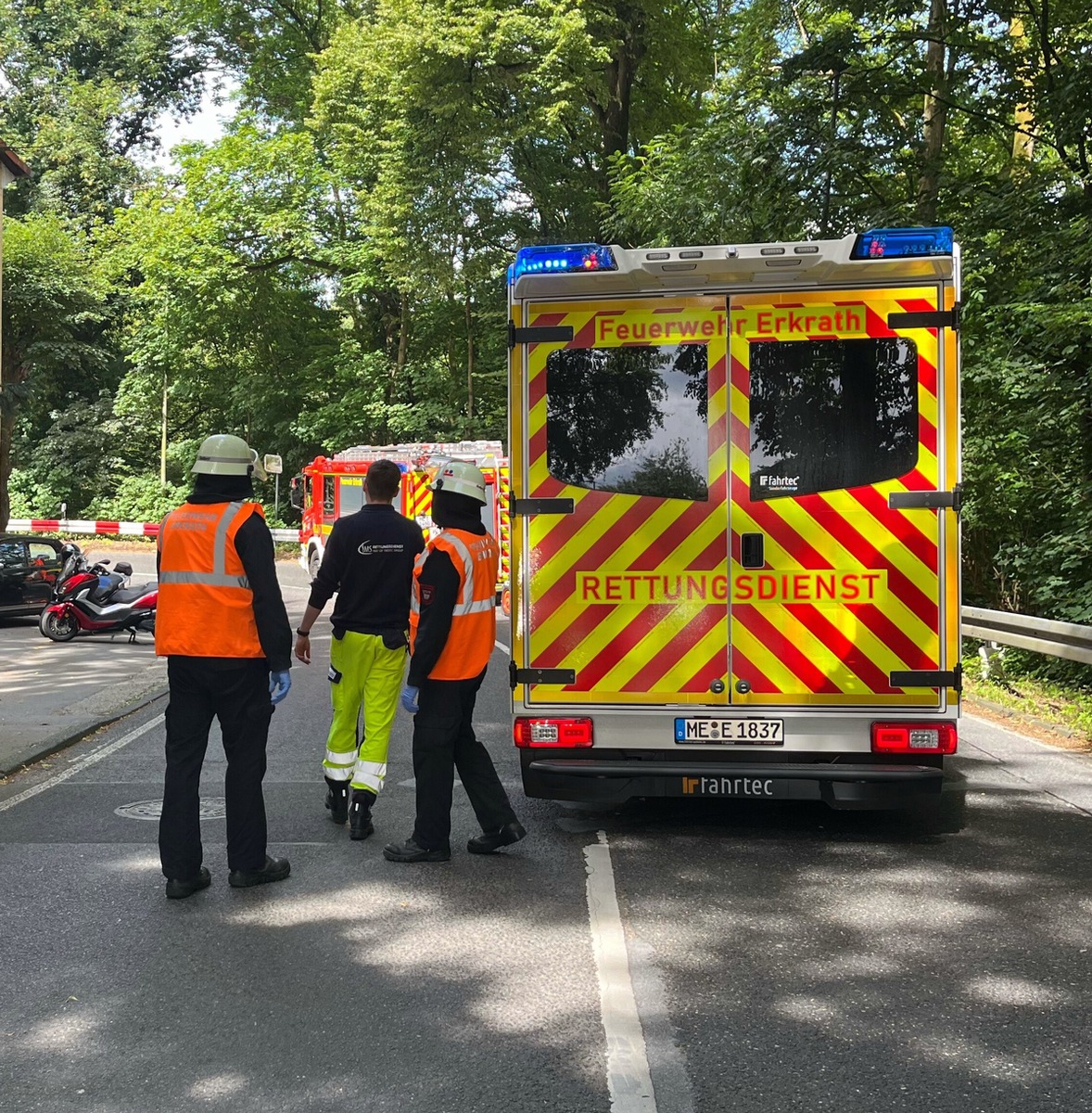 POL-ME: 68-jähriger Motorrollerfahrer bei Alleinunfall schwer verletzt - Erkrath - 2407027