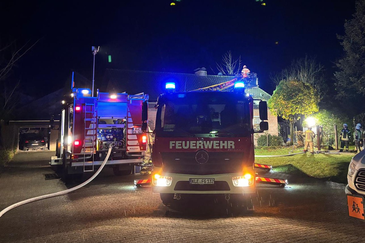 Feuerwehr Goch: Mülltonnenbrand droht auf Gebäude überzugreifen