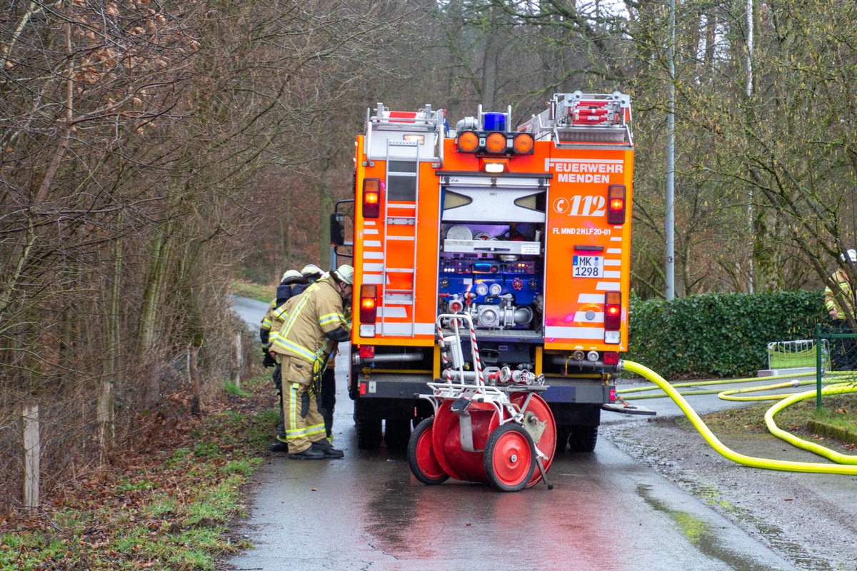 FW Menden: Brand am Gebäude