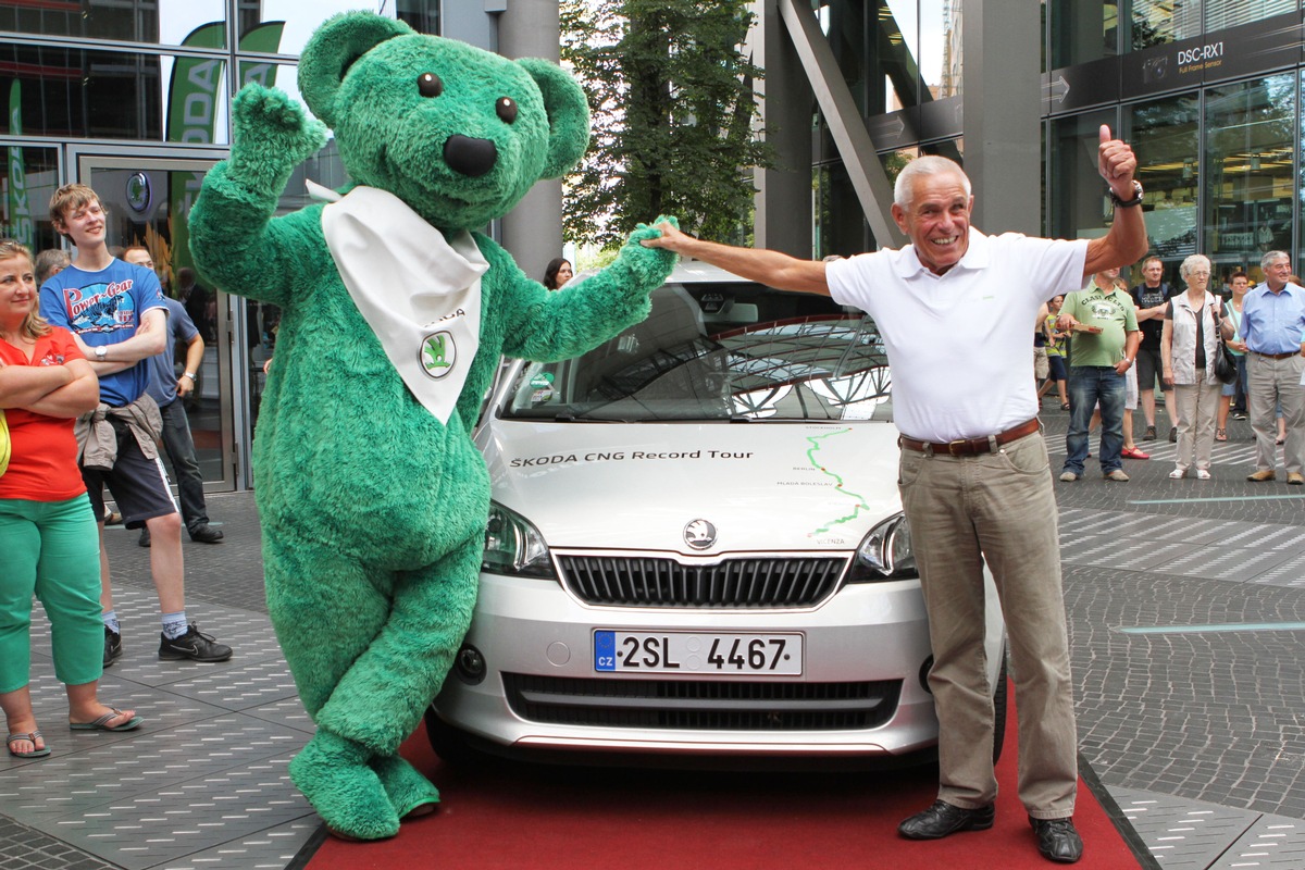 Für unter 100 Euro durch Europa: Rekordtour des SKODA Citigo CNG macht Station in Berlin (BILD)