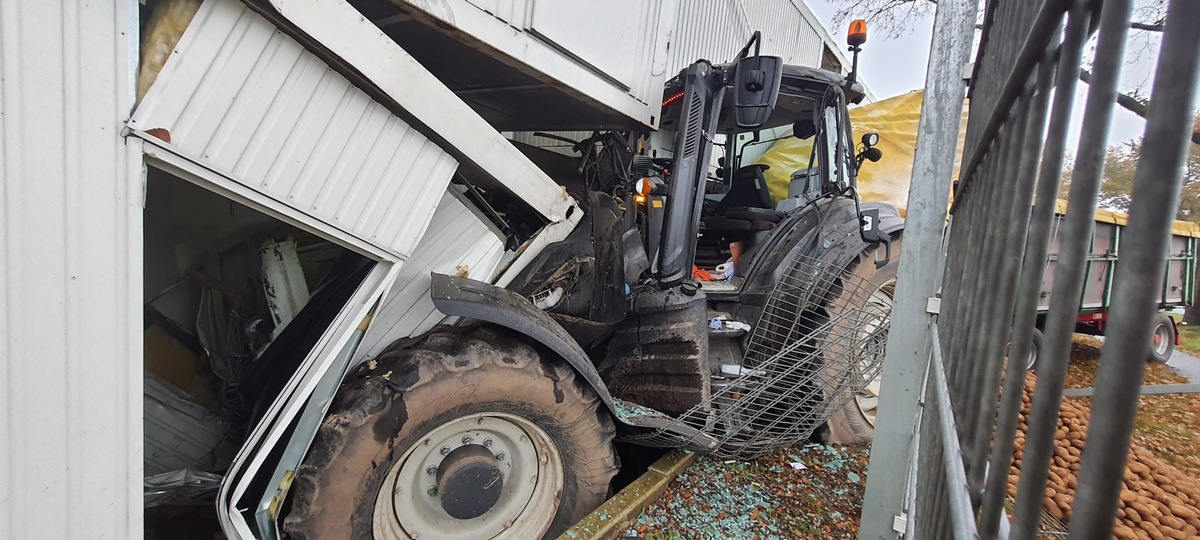 POL-ROW: ++ Unfall in Sittensen - Mann fährt mit Traktor in Container und wird leicht verletzt ++ Falsche Kennzeichen, keinen Führerschein und ohne Pflichtversicherung: Fahrt von 18-Jährigem gestoppt ++