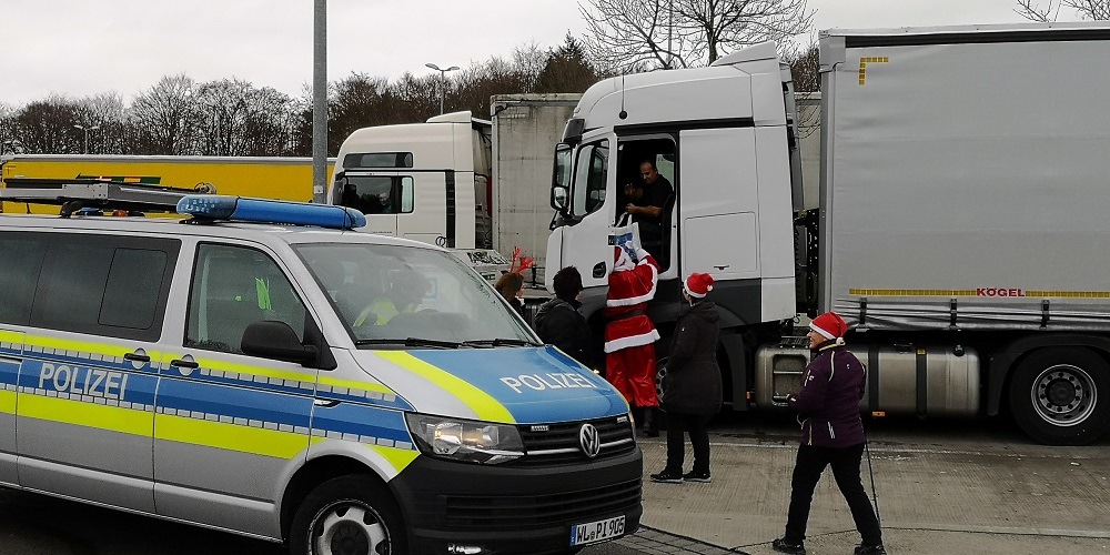 POL-WL: Docstop und Fernfahrerstammtisch überraschen Lkw-Fahrer