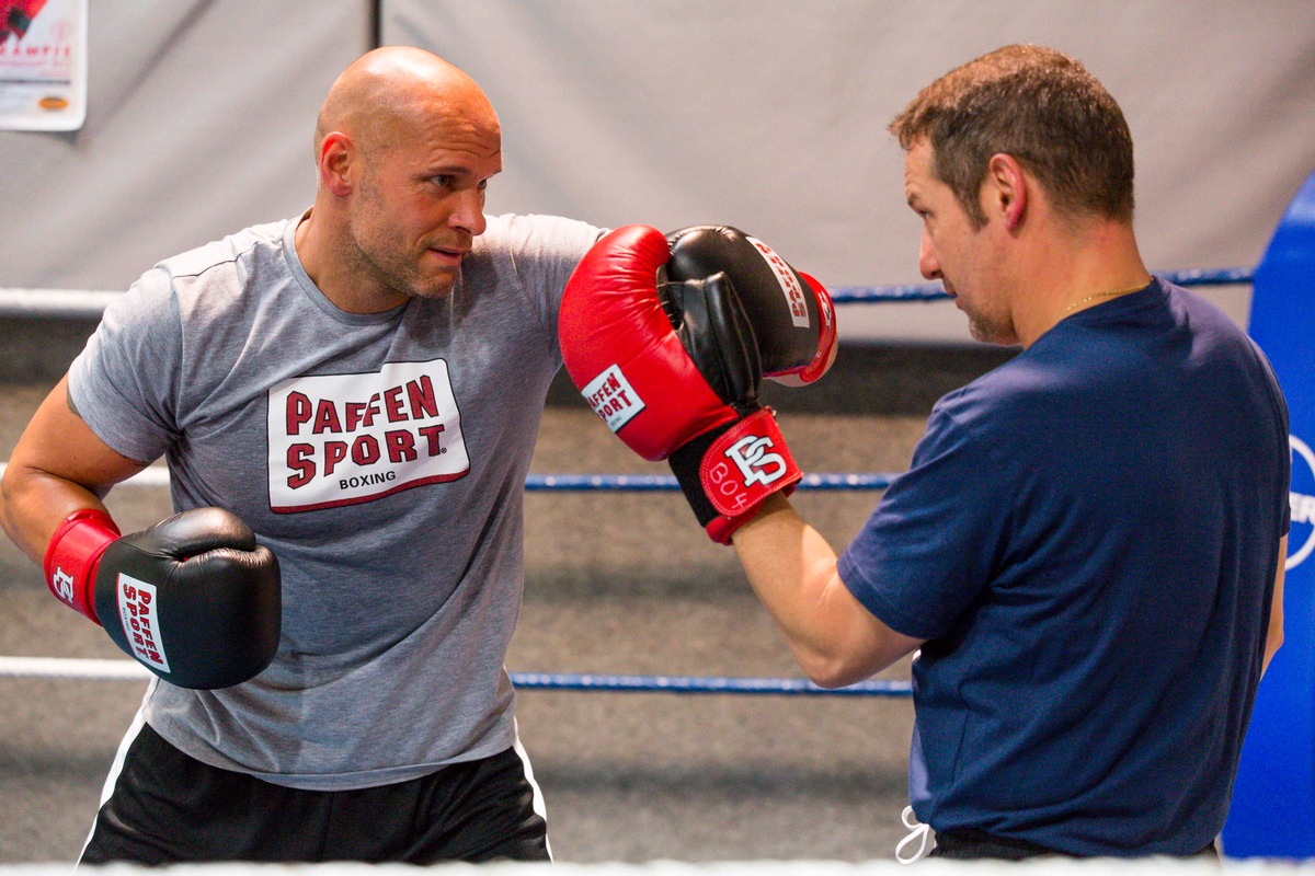 &quot;Im Ring gibt&#039;s keine Freundschaft&quot;: Thorsten Legat beim ProSieben Promiboxen / &quot;Legat, für dich wird&#039;s dunkel&quot;: Trooper Da Don beim Promiboxen (FOTO)