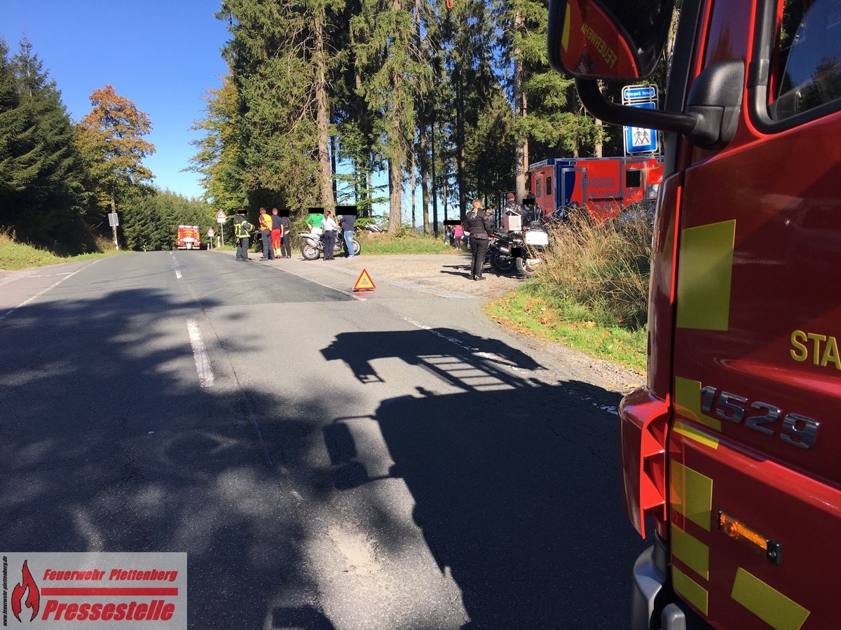 FW-PL: Plettenberg/Sundern-Allendorf. Motorradfahrer können Zusammenstoß mit PKW vermeiden. Eine Kradfahrerin wird dabei verletzt.