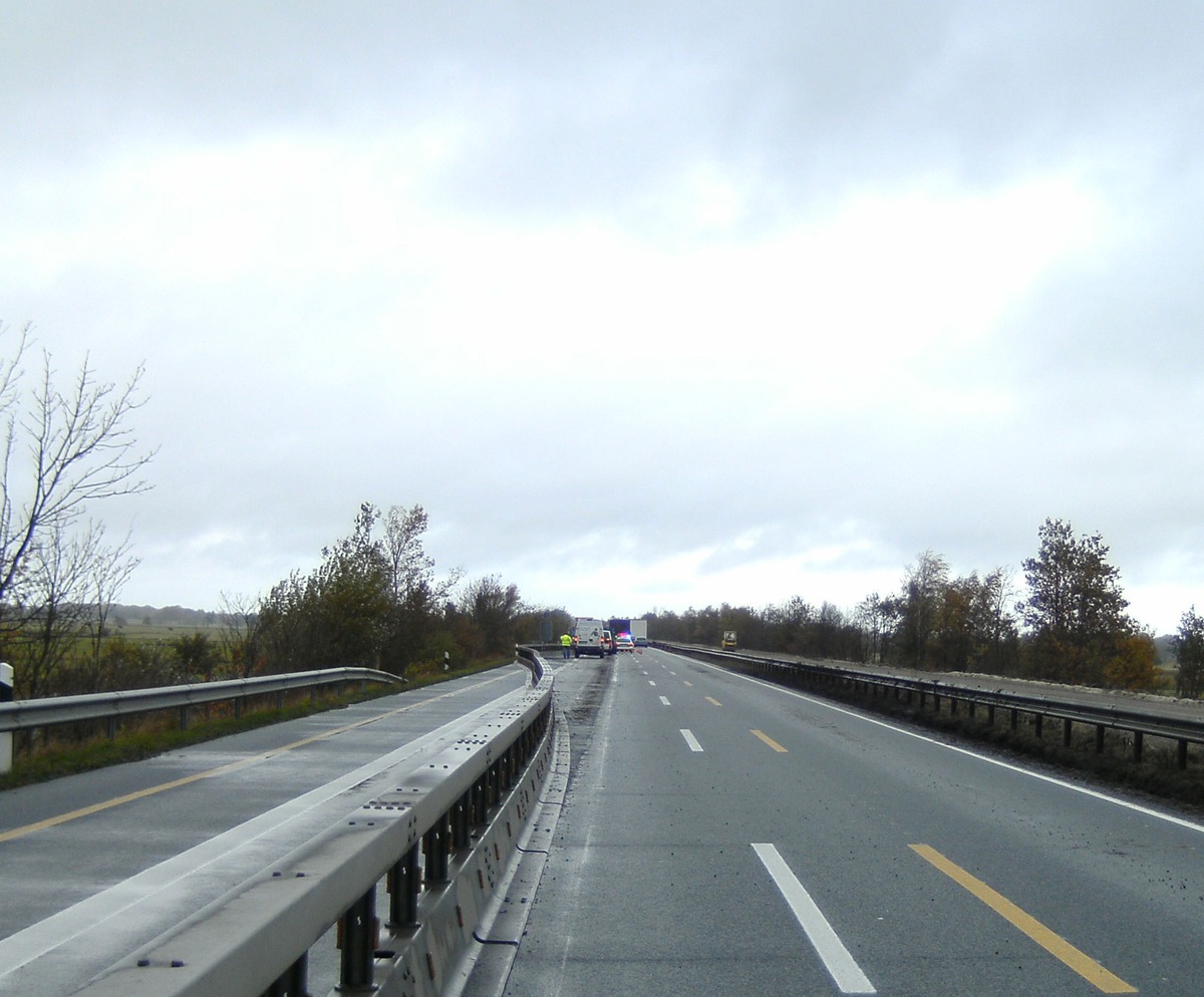 POL-CUX: Vollsperrung auf der Autobahn (A 27) - Lkw drückt 200 Meter Leitplanke in den Gegenverkehr (Bild) + Polizei nimmt mutmaßlichen Einbrecher nach Großfahndung mit Hubschrauber im Stadtgebiet fest u.a.