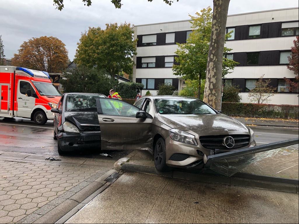 POL-ME: Hoher Sachschaden nach Abbiegeunfall - zwei Personen vorsorglich ins Krankenhaus - Hilden - 2010100