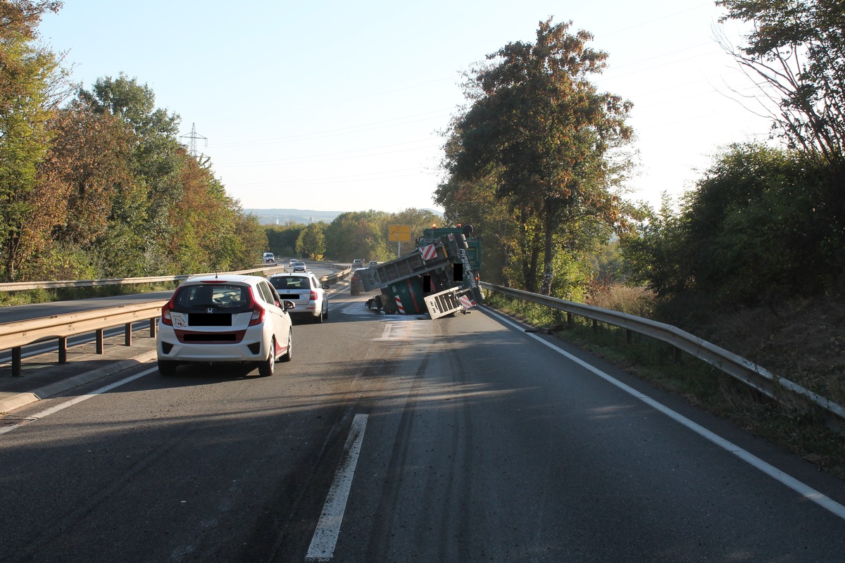 POL-PDNR: Lkw-Anhänger auf der B256 umgekippt - Fahrbahn mehrere Stunden gesperrt