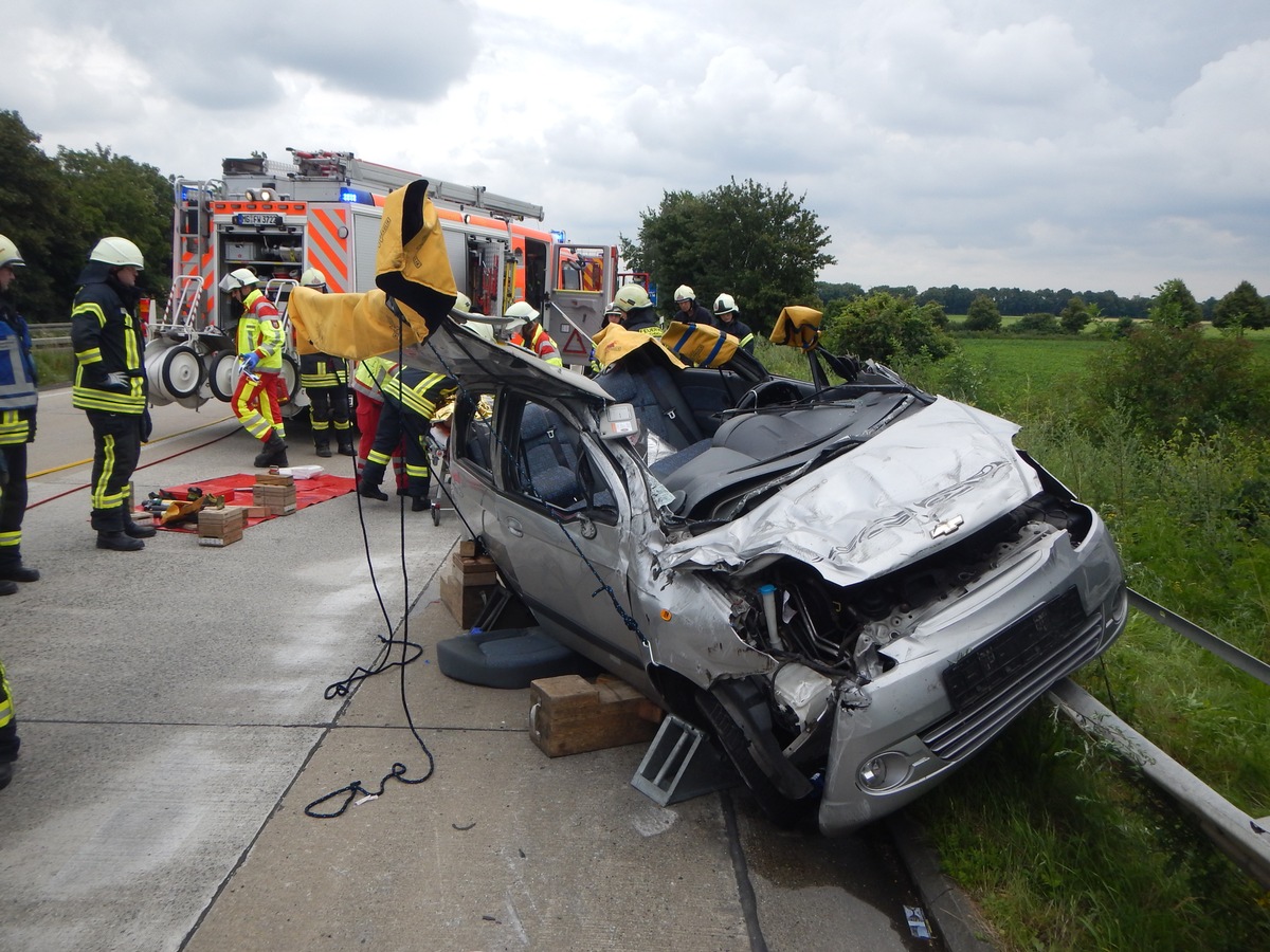 FW-MG: PKW-Fahrer eingeklemmt