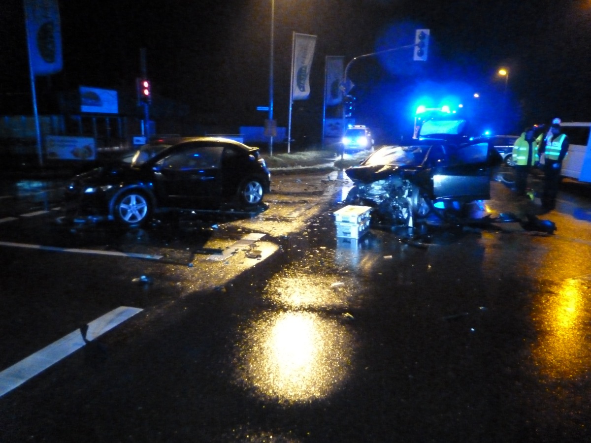 FW Dinslaken: Verkehrsunfall auf der Weseler Str. im Kreuzungsbereich zur Luisenstr.