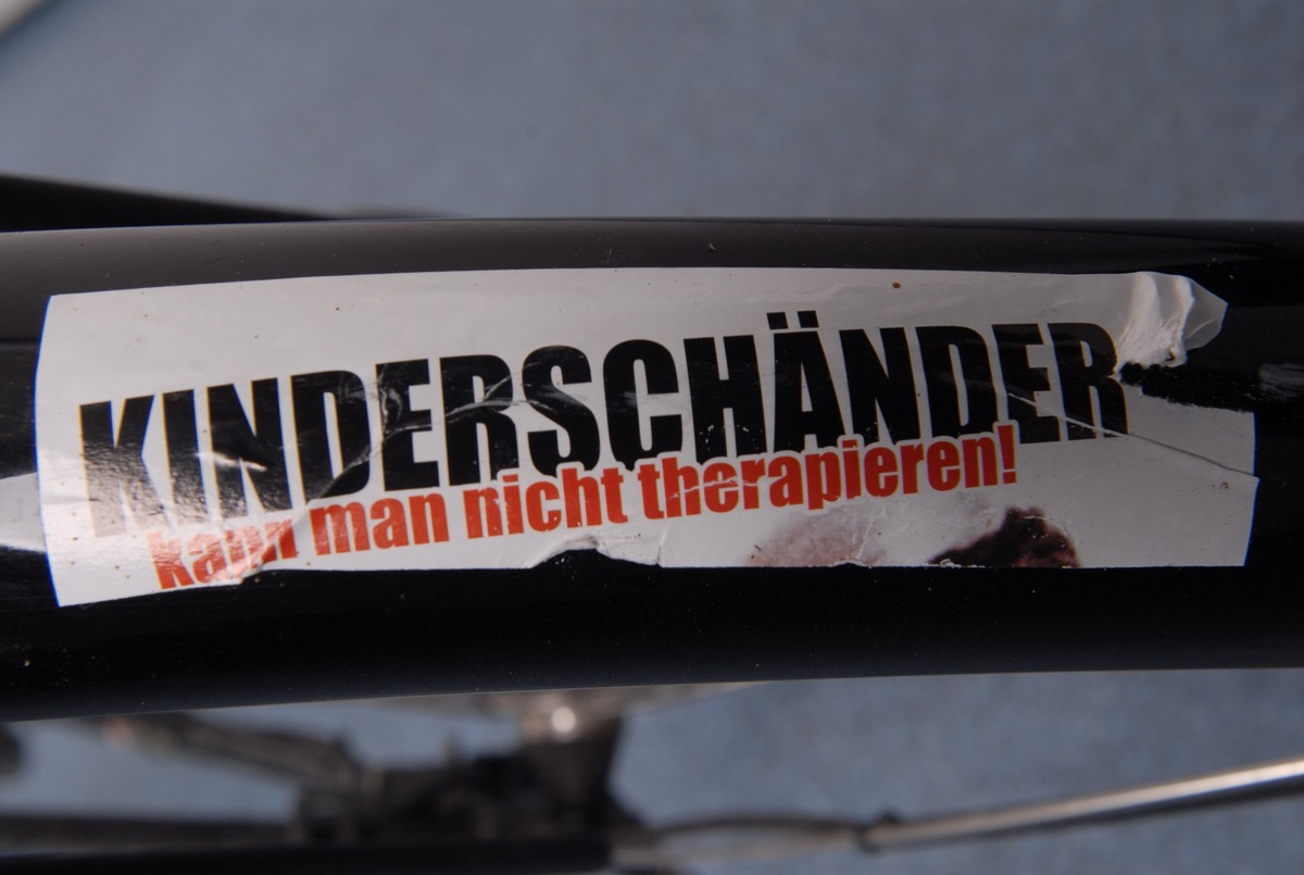 POL-HI: Handtaschenräuber stürzt und lässt Fahrrad zurück.